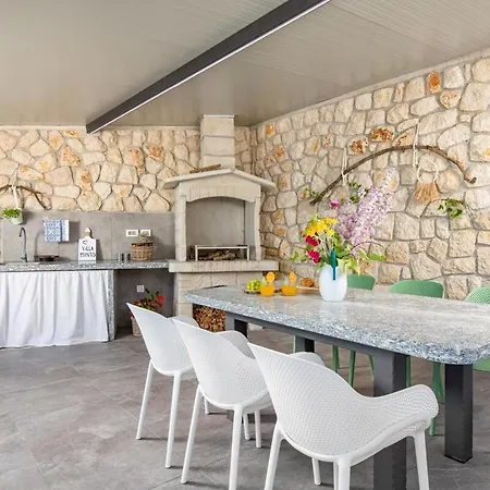 Villa Mantis By Briskva