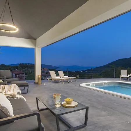 Villa Mantis By Briskva