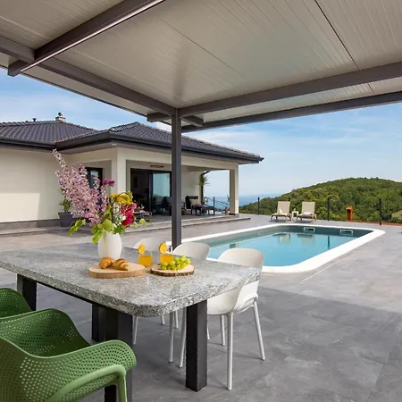 Mantis By Briskva * Martina