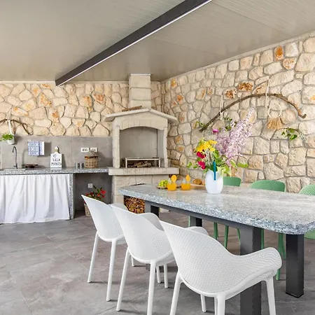 Villa Mantis By Briskva Martina