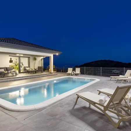 Mantis By Briskva Martina