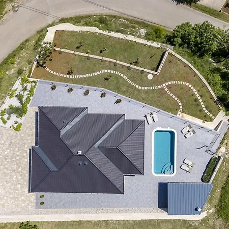 Villa Mantis By Briskva *